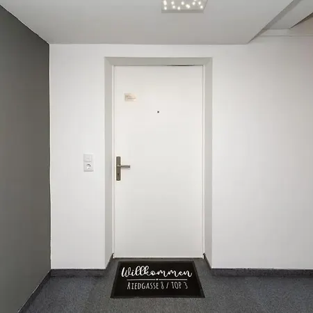 Crimson - Top 3 Apartment *