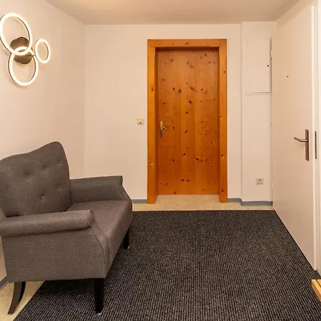 Crimson - Top 3 Apartment