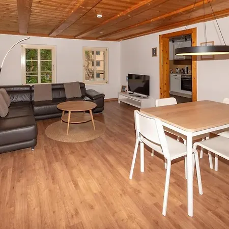 Crimson - Top 3 Apartment *